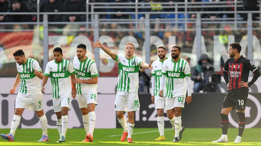 Fotbalisté Sassuola oslavují gól v síti AC Milán