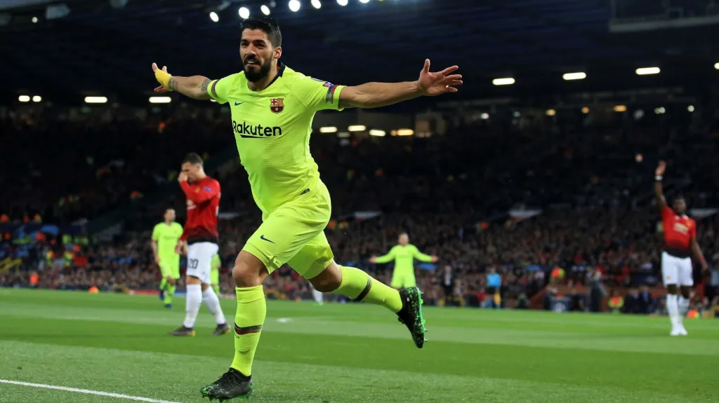 Luis Suárez se raduje z gólu na stadionu Manchesteru United v Lize mistrů