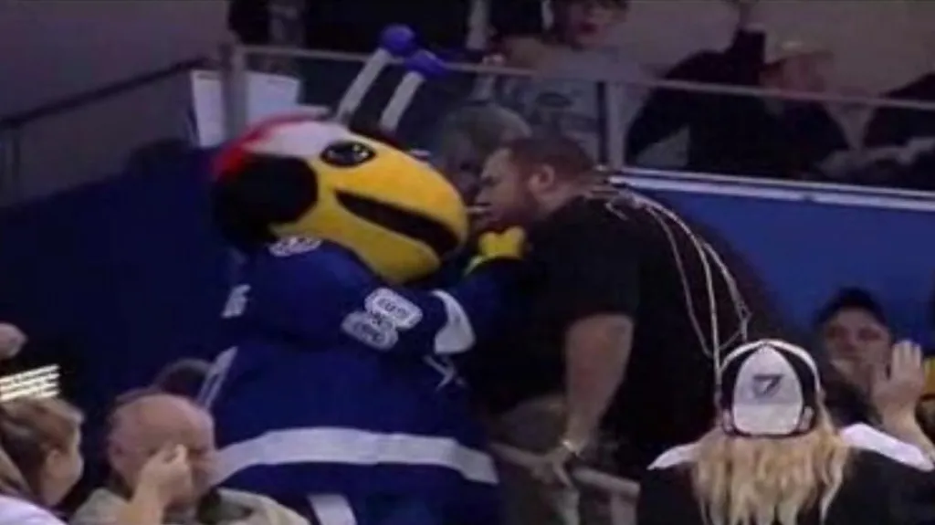Fanoušek napadl maskota