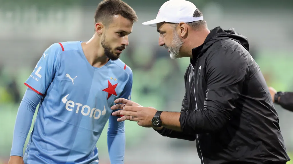 Jakub Hromada v diskusi s koučem Slavie Jindřichem Trpišovským