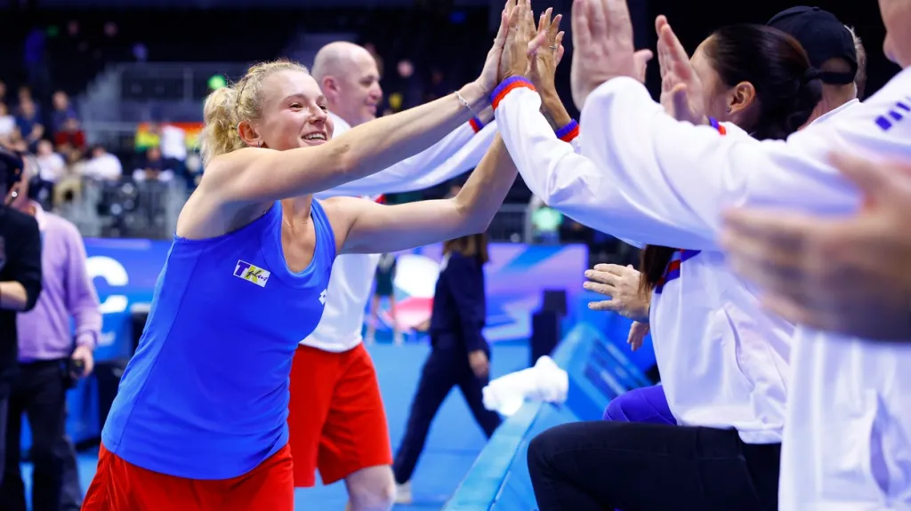 Kateřina Siniaková slaví s týmem