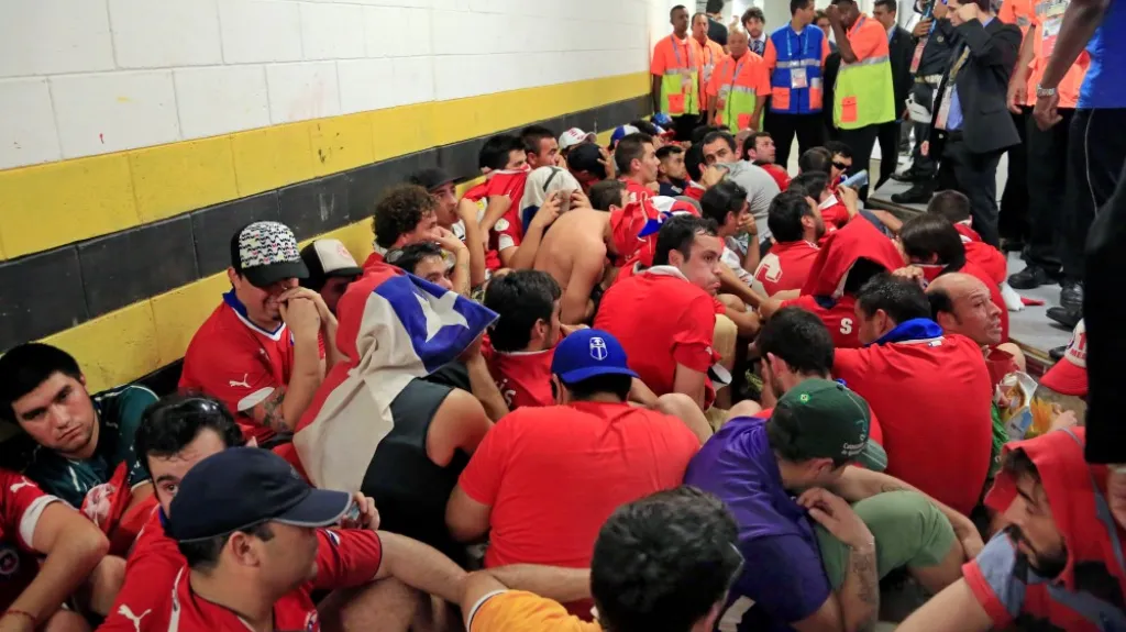 Zatčení fotbaloví fanoušci Chile