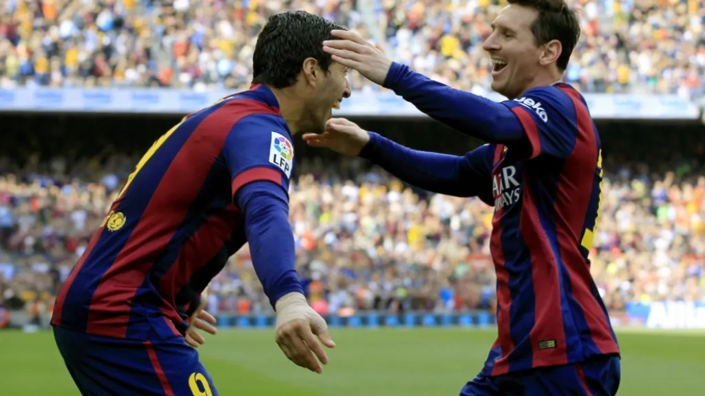 Luis Suárez a Messi se radují z gólu Barcelony