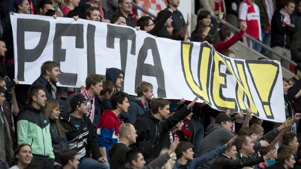 Fanoušci Slavie s provokativním transparentem