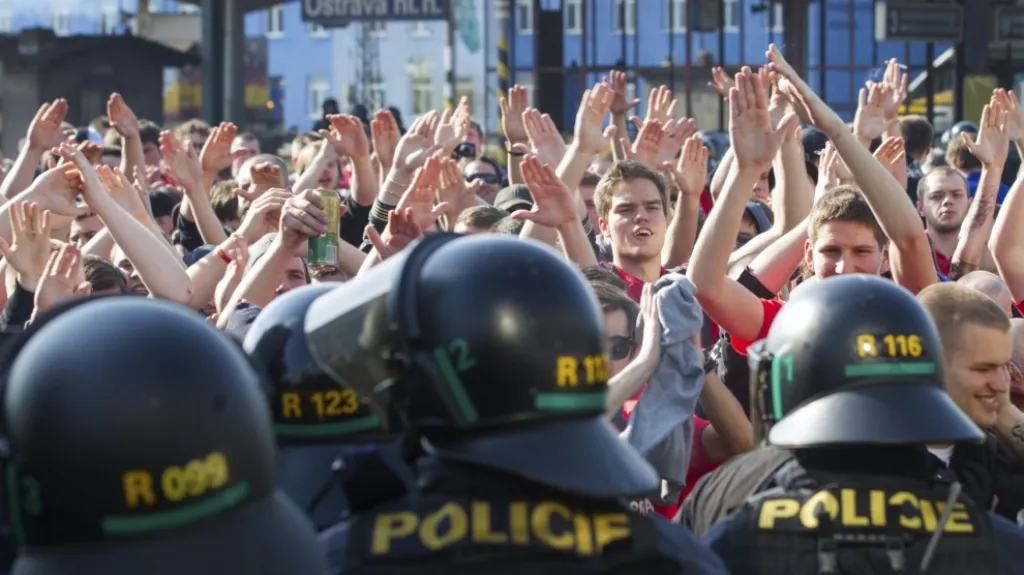 Policie dohlíží na fotbalové fanoušky