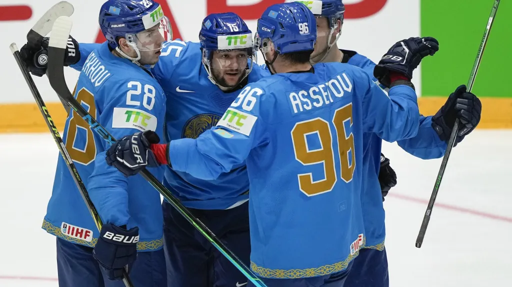 Hokejisté Kazachstánu oslavují gól v utkání proti Itálii