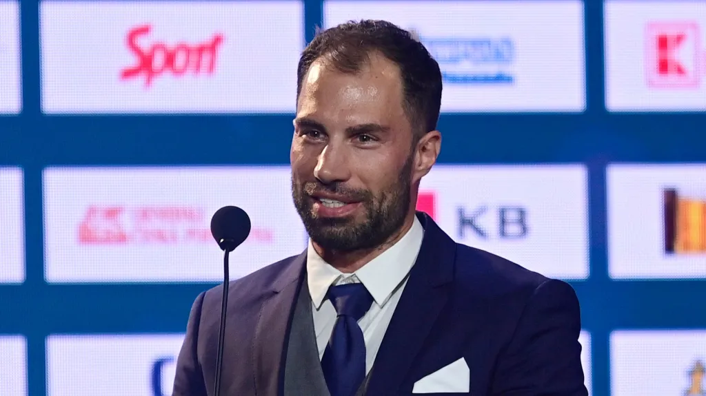 Zbyněk Irgl přebírá cenu za oddanost hokeji