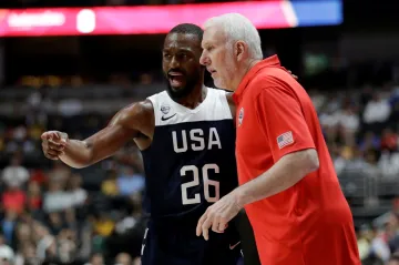 Kemba Walker v diskusi s koučem amerických basketbalistů Greggem Popovichem