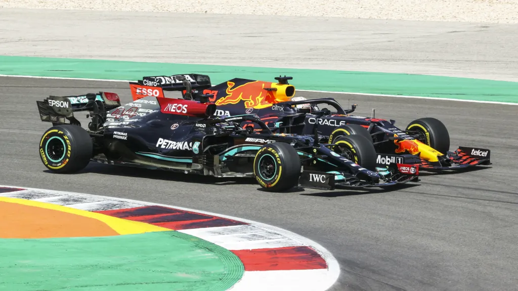 Lewis Hamilton z Mercedesu (vlevo) a Max Verstappen z Red Bullu