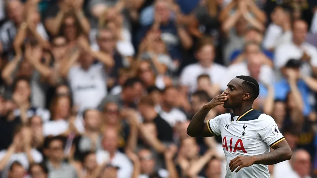 Danny Rose z Tottenhamu slaví vyrovnávací branku proti Liverpoolu