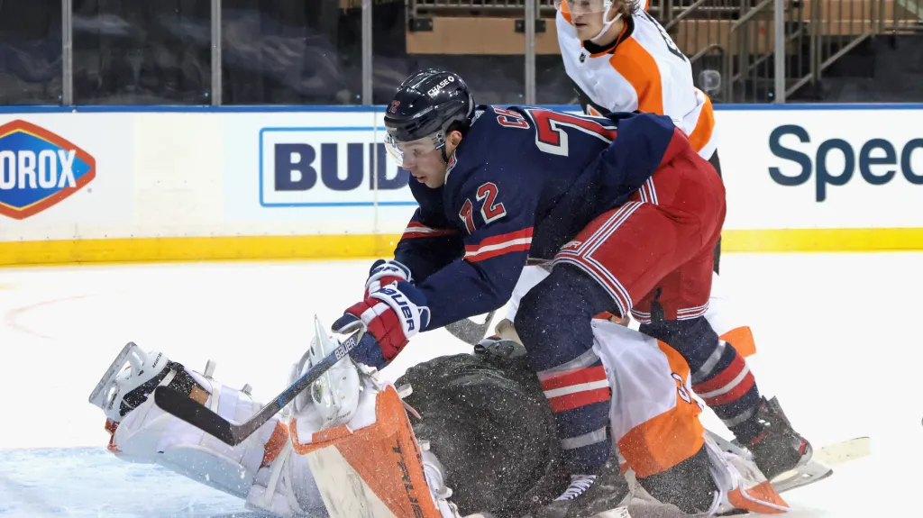Filip Chytil z NY Rangers v utkání proti Philadelphii