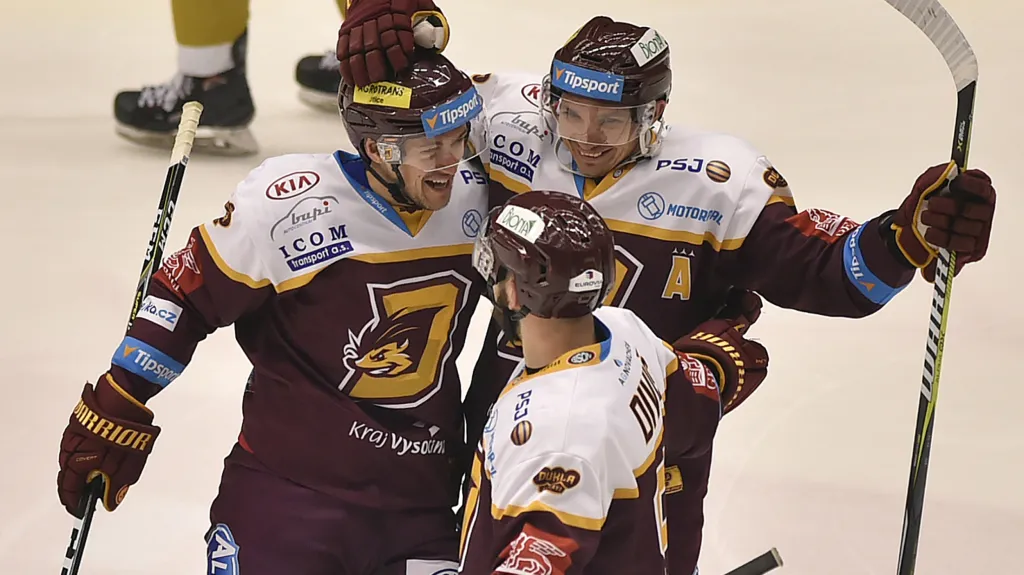 Petr Straka se se spoluhráči raduje ze vstřelené branky