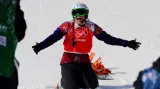 Eva Samková se raduje v cíli snowboardcrossu