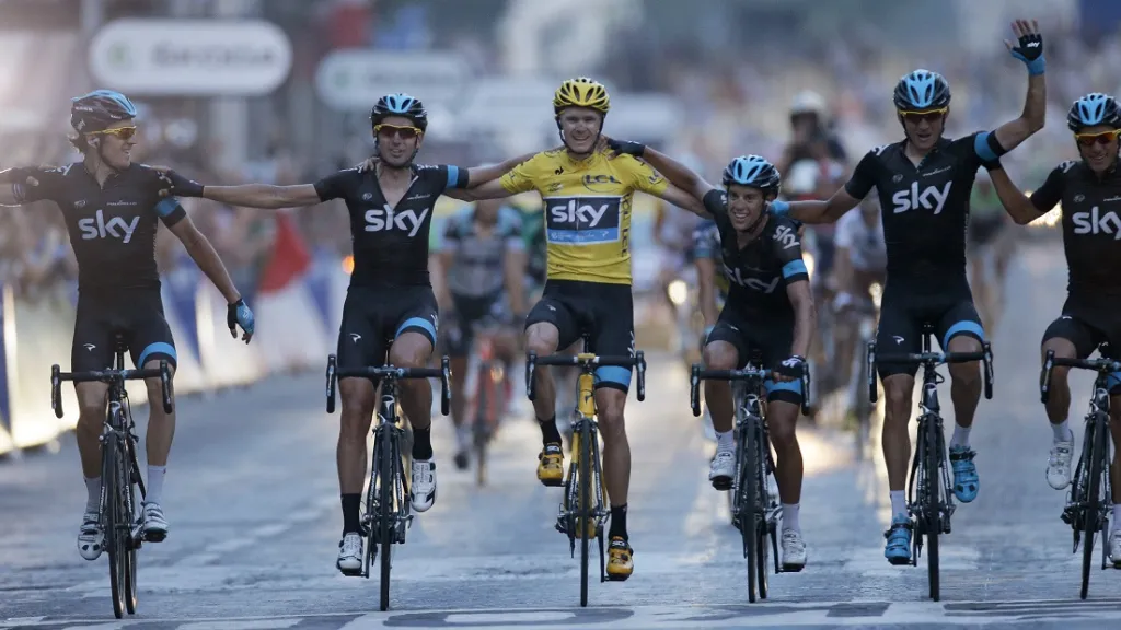 Vítězný tým Sky s Chrisem Froomem ve žlutém