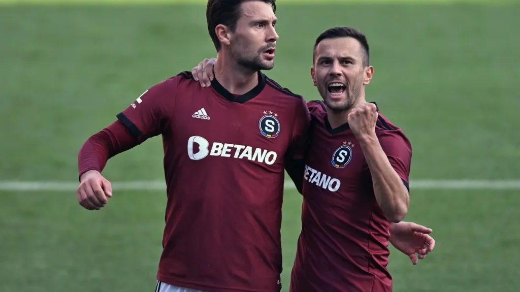 Sparťané Kaan Kairinen a Jakub Pešek oslavují gól