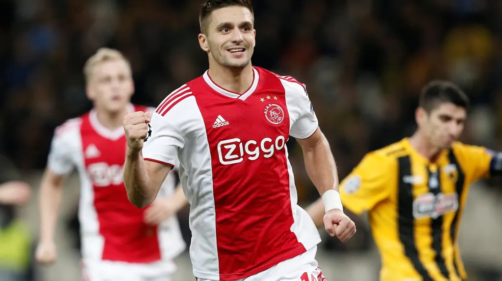 Dušan Tadič z Ajaxu slaví vstřelený gól v Aténách
