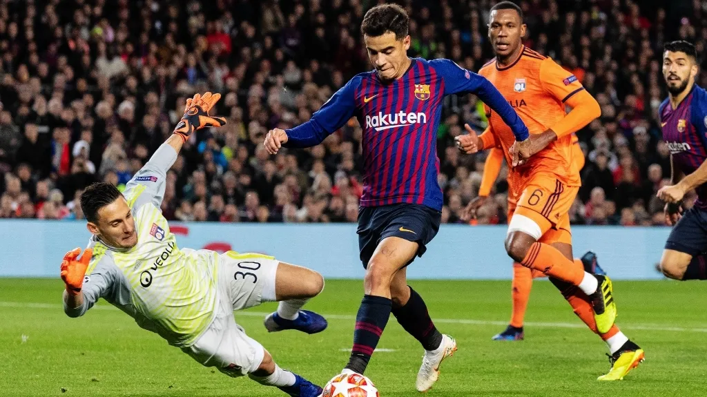 Philippe Coutinho se snaží překonat brankáře Lyonu v osmifinále LM