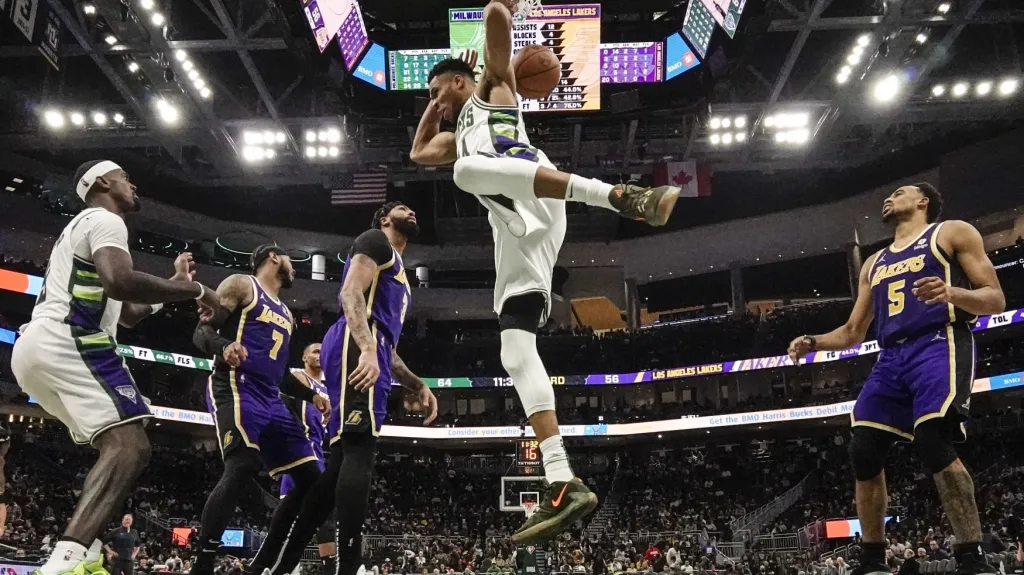 Jannis Antetokunmpo z Milwaukee smečuje do koše LA Lakers