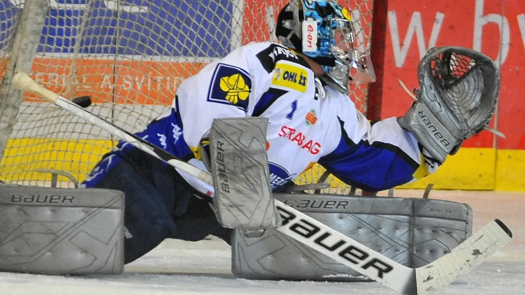 Brankář Komety Sasu Hovi inkasuje branku