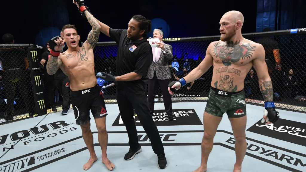 Connor McGregor prohrává v souboji s Dustinem Poirierem