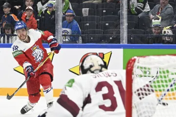 David Pastrňák střílí na lotyšskou branku v utkání mistrovství světa