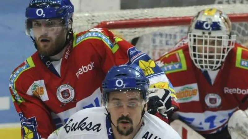 Vítkovický útočník Viktor Ujčík (uprostřed), Jakub Nakládal a brankář Dominik Hašek (oba z Pardubic)