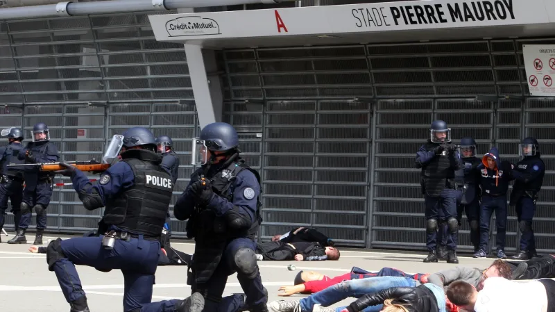 Policejní cvičení na stadionu Pierra Mauroye před Eurem