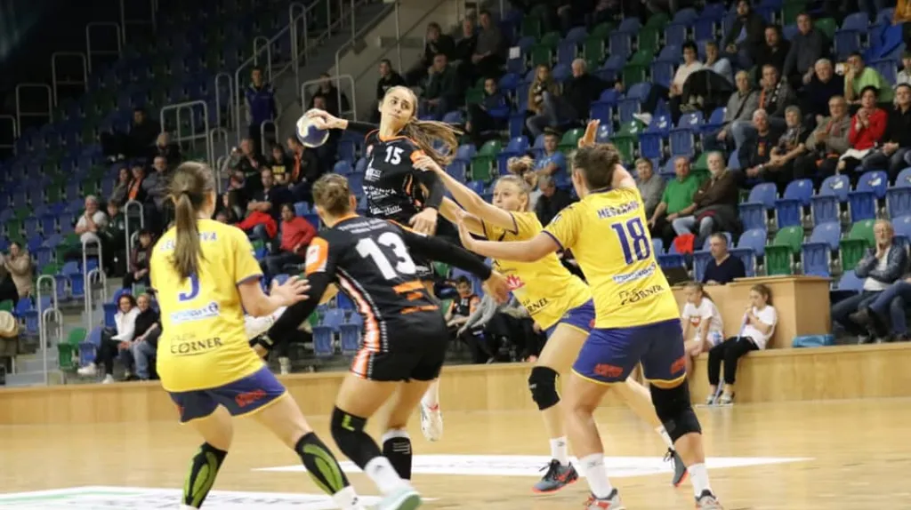 Jana Šustková z Mostu střílí na branku Dunajské Stredy