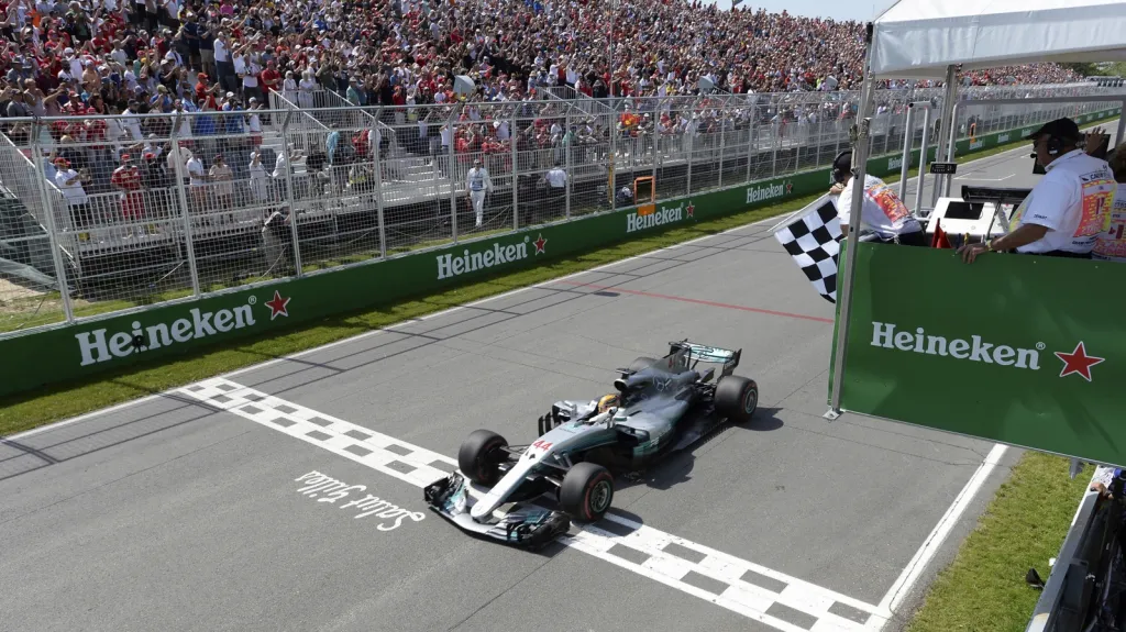 Lewis Hamilton proťal cílovou pásku jako první