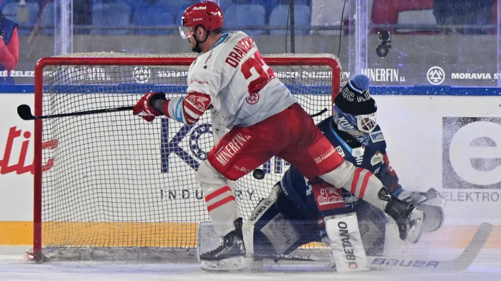 Vladimír Dravecký z Třince překonává Dominika Furcha z Brna