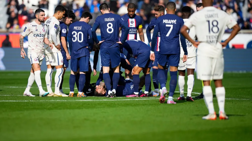 Neymar z PSG se svíjí v bolestech v utkání s Lille