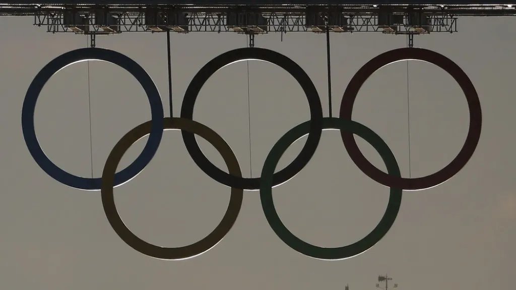 Olympijské kruhy nad Tower Bridge