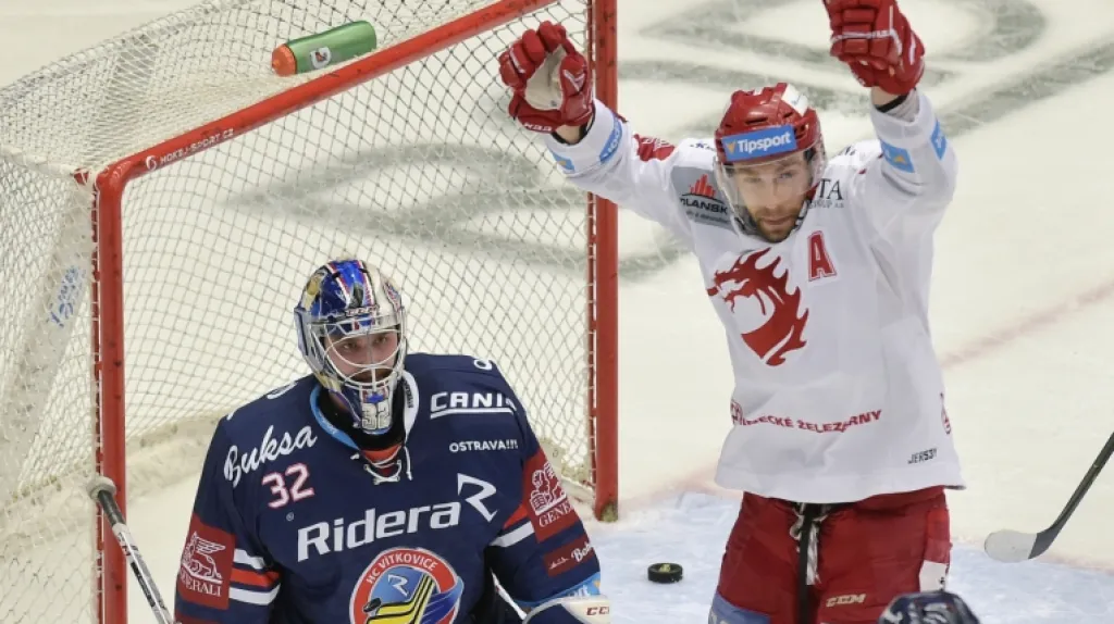 Tomáš Marcinko se raduje z branky Třince za dohledu brankáře Vítkovic Patrika Bartošáka