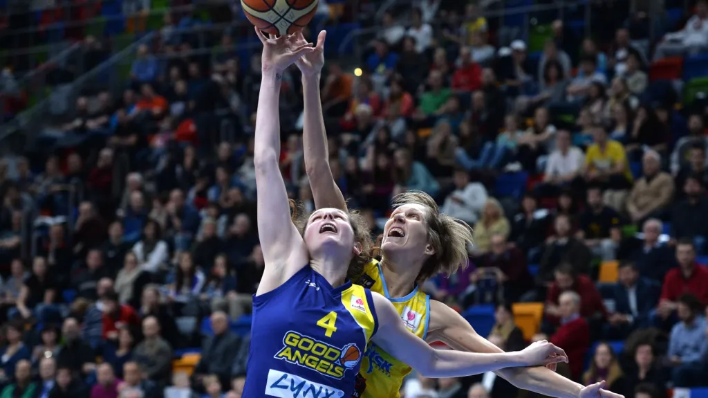 Nabitá hala Královka sledovala vítězství USK nad Košicemi