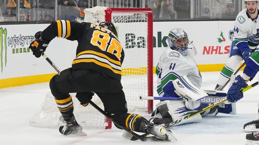 David Pastrňák skóruje proti Vancouveru