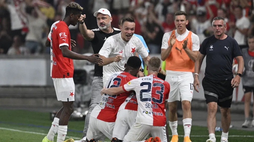 Fotbalisté Slavie se radují z gólu v play-off Konferenční ligy 