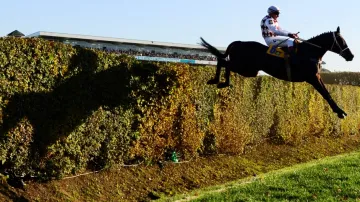 Josef Váňa překonává Taxisův příkop