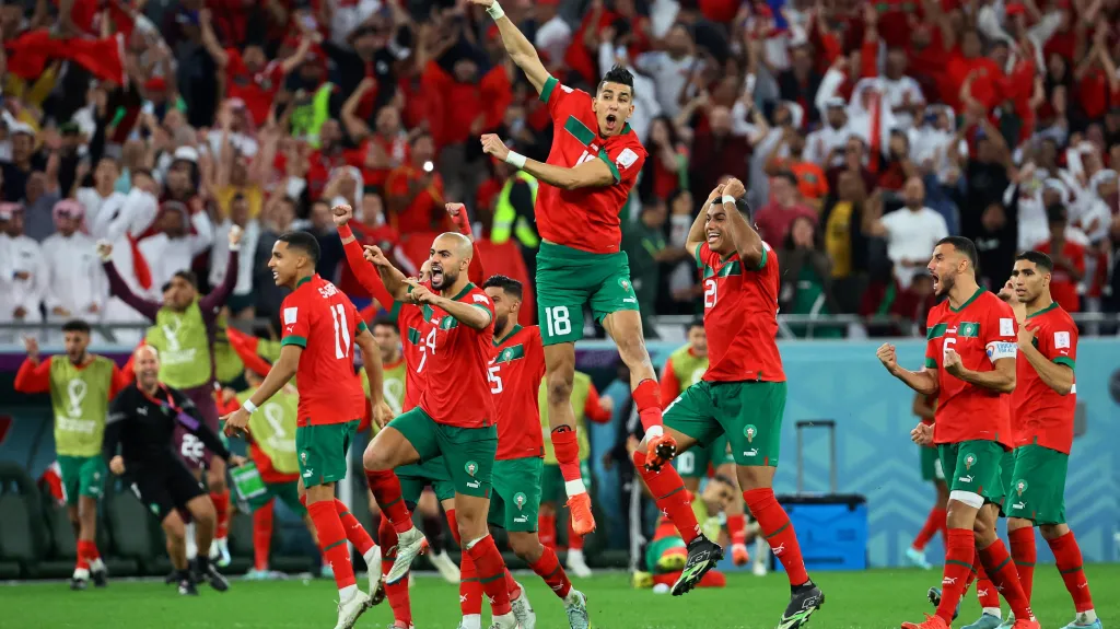 Fotbalisté Maroka oslavují postup do čtvrtfinále mistrovství světa