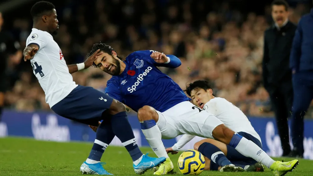 André Gomes po faulu Son Hung-mina