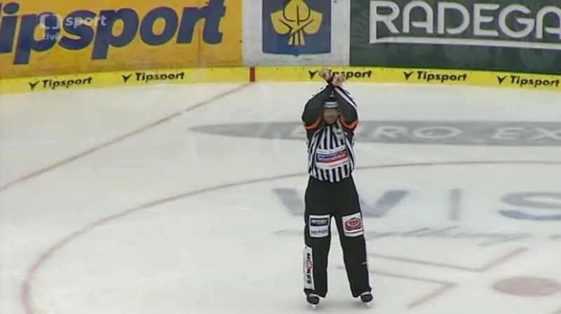 Ze soupisky extraligových rozhodčích dočasně zmizelo deset jmen