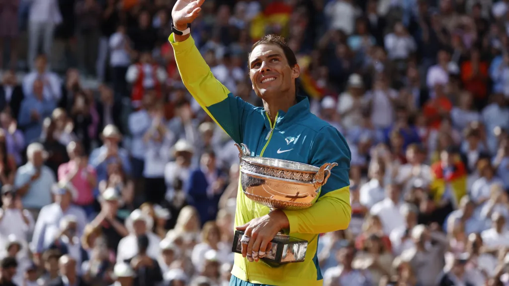 Rafael Nadal s trofejí pro vítěze Roland Garros