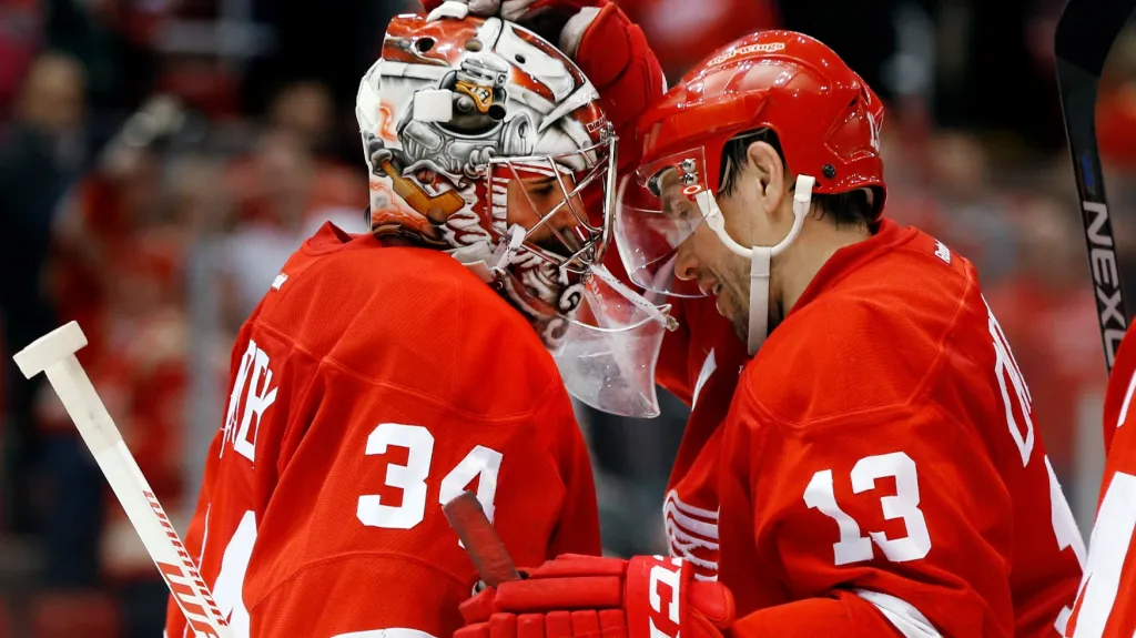 Petr Mrázek (vlevo) se raduje z výhry Detroitu s Pavlem Dacjukem 