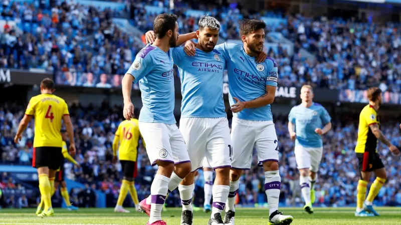 Fotbalisté Manchesteru City se radují z gólu v Premier League