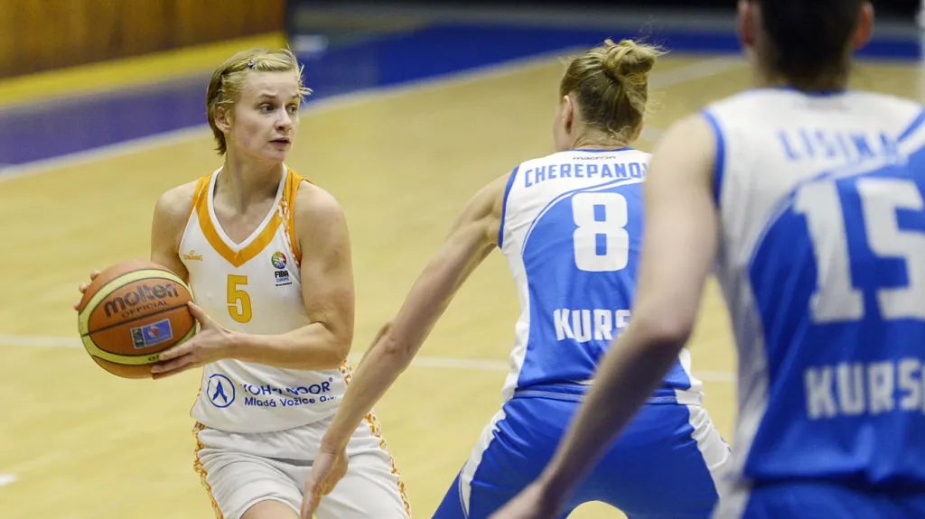 Basketbalistky VŠ Praha v bílém