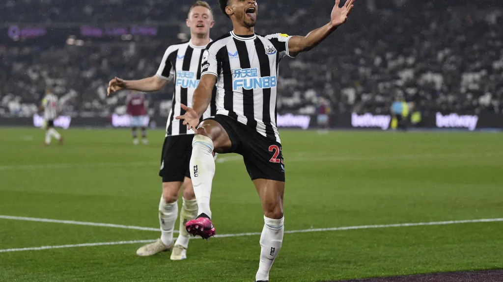 Fotbalisté Newcastlu oslavují gól na stadionu West Hamu