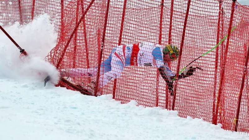 Rakouský sjezdař Klaus Kröll si při pádu zlomil levou pažní kost