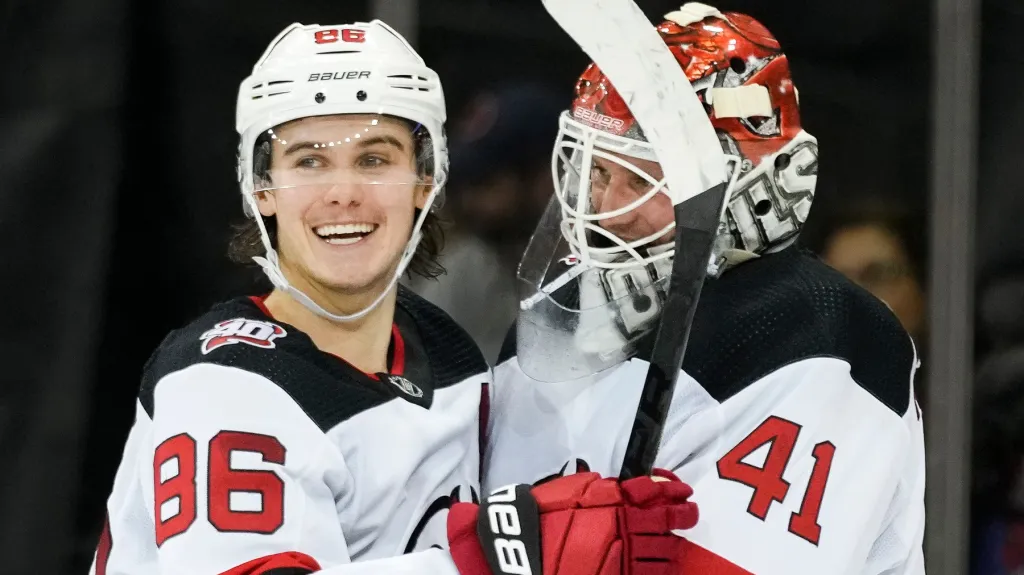 Brankář Vítek Vaněček se raduje s Jackem Hughesem