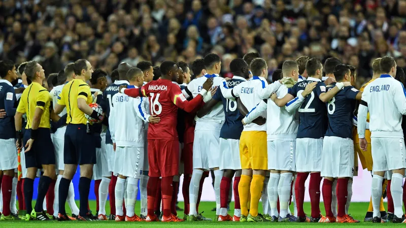 Hráči Anglie a Francie poslouchají hymny před začátkem duelu ve Wembley