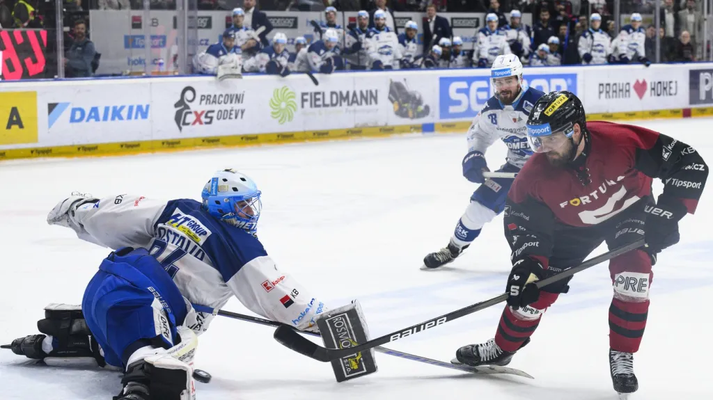 Brankář Komety Michal Postava čelí nájezdu Michaela Špačka ze Sparty