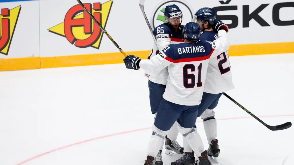 Tomáš Marcinko (s číslem 65) se raduje se svými spoluhráči z gólu Slovenska